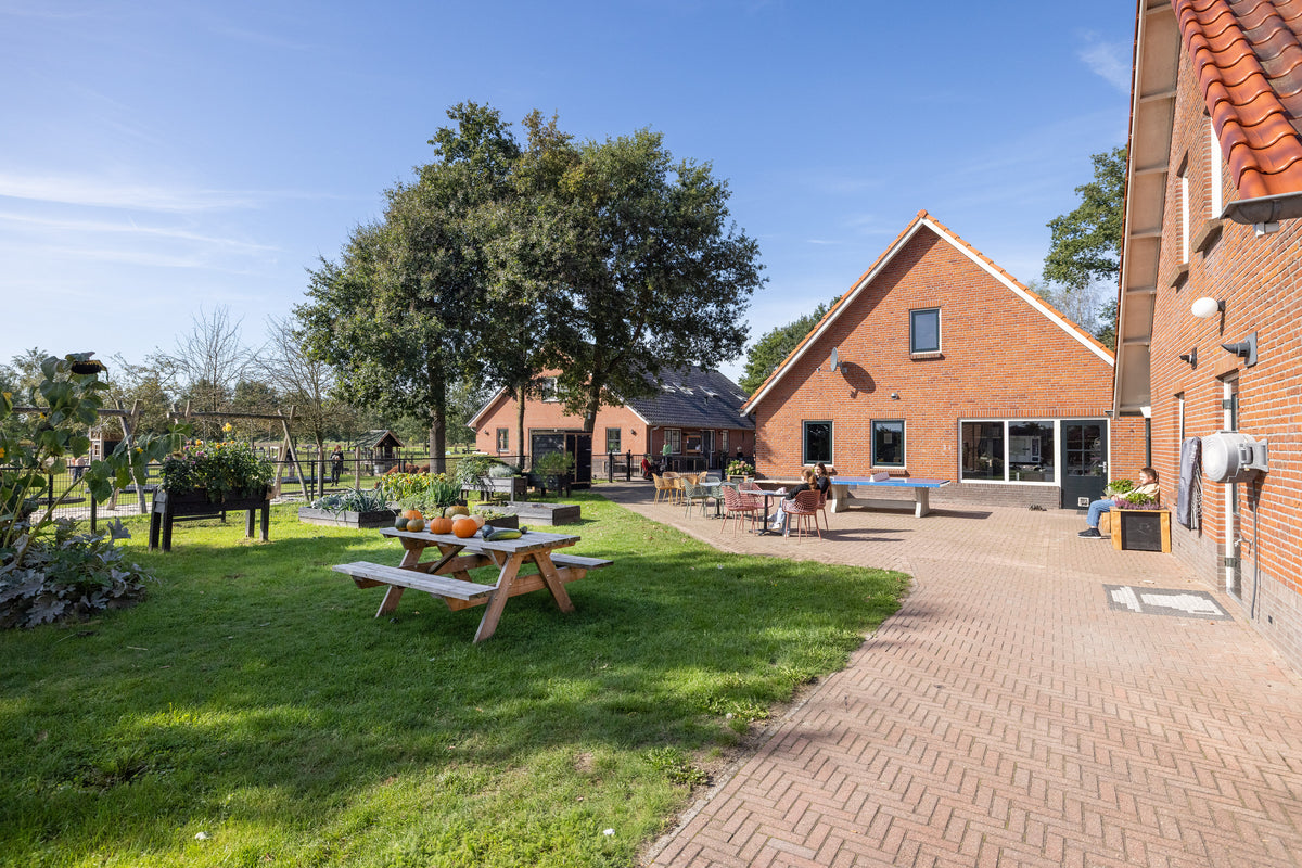 Het erf van Zterk & Stayble in Geesteren met picknicktafels